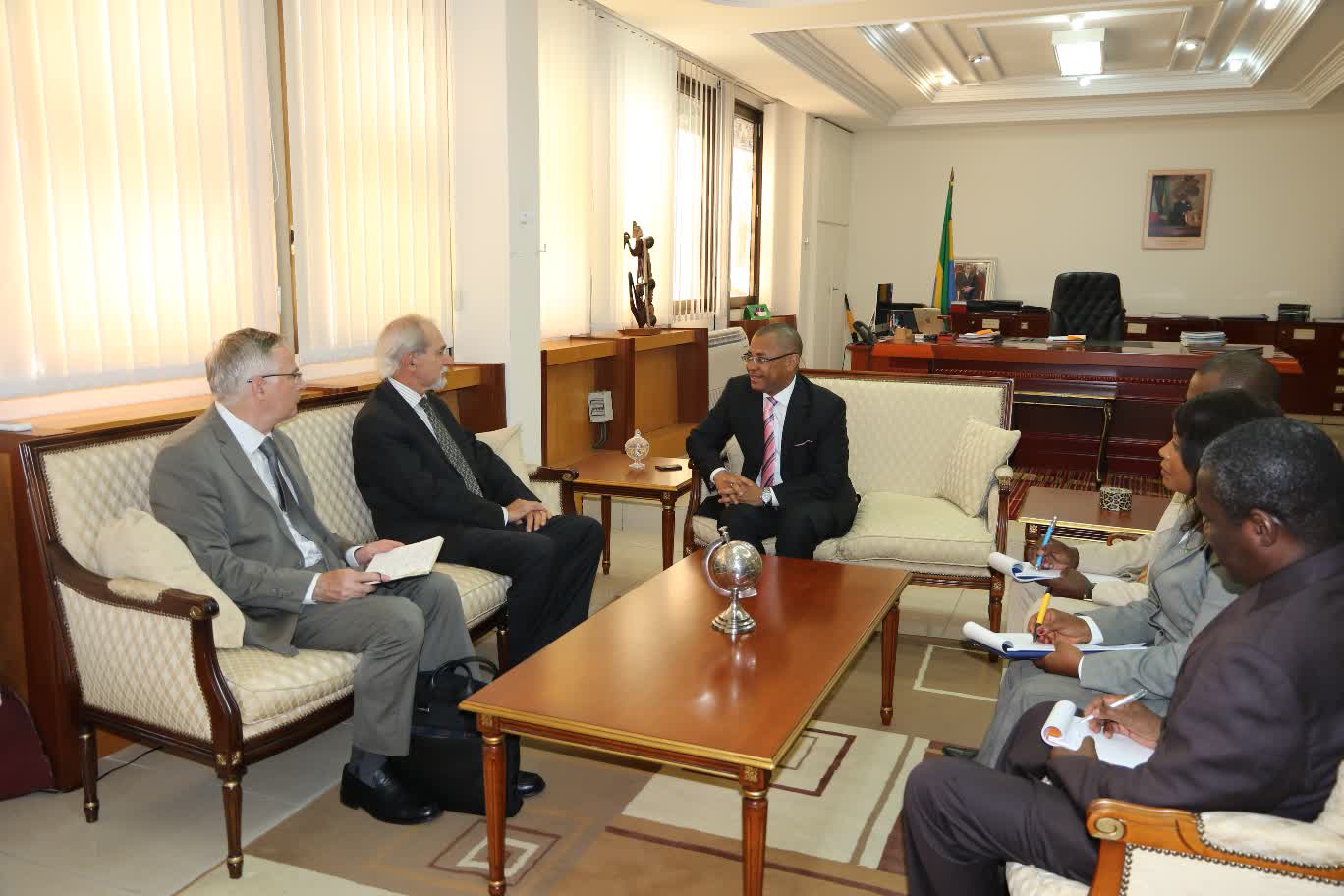 Le Ministre recevant l'Ambassadeur en présence de ses collaborateurs